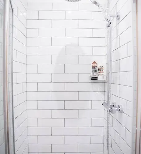 8 Bed, Comfortably Sleeps 10, 3 Bath House, 5 Mins Centre *