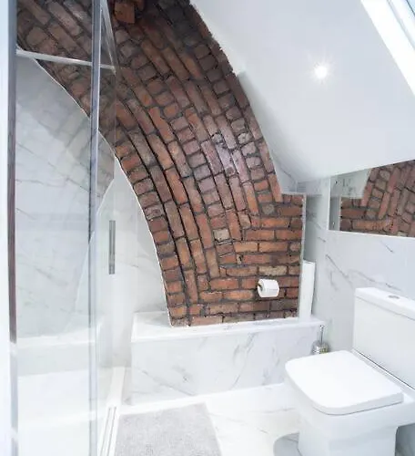 8 Bed, Comfortably Sleeps 10, 3 Bath House, 5 Mins Centre Manchester