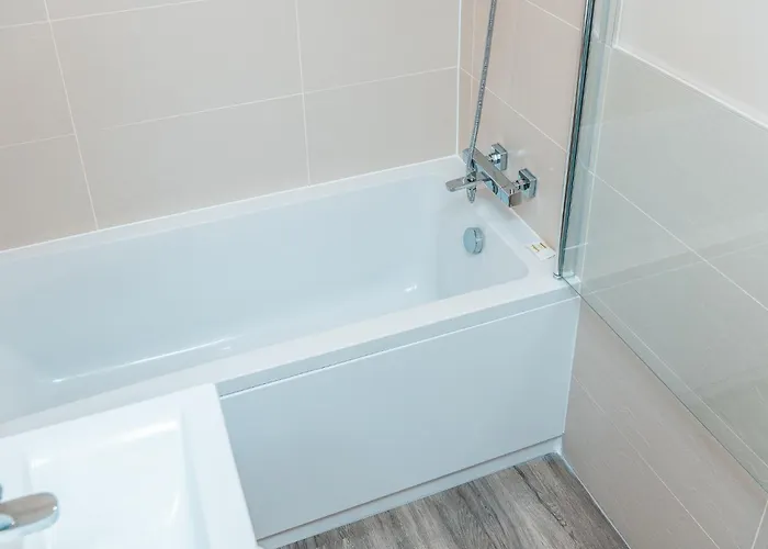 Entire 2 Bedroom And 2 Bathroom In -free Underground Parking Apartmán *