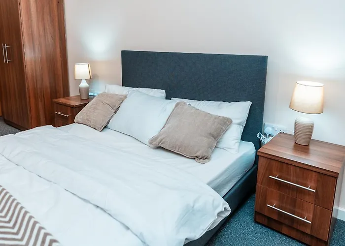 Entire 2 Bedroom And 2 Bathroom In -free Underground Parking * Manchester