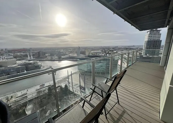 Spacious 2 Bedroom Flat Stunning Waterside View Daire