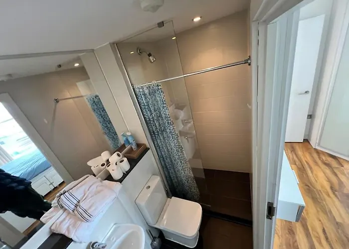 Spacious 2 Bedroom Flat Stunning Waterside View Daire Manchester