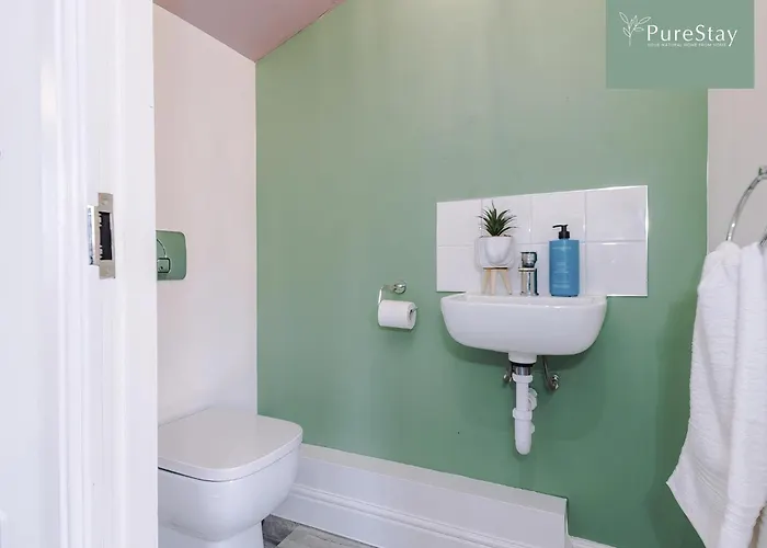 Spacious 5-bedroom Contractor House Sleeps 7 With Parking By Purestay Дом отдыха Манчестер