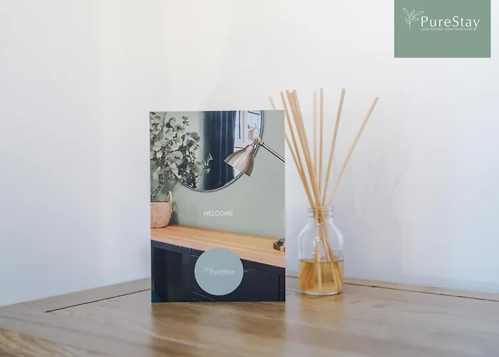 Spacious 5-bedroom Contractor House Sleeps 7 With Parking By Purestay