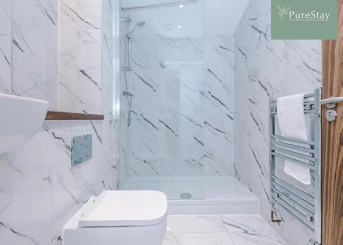 Дом отдыха Spacious 5-bedroom Contractor House Sleeps 7 With Parking By Purestay