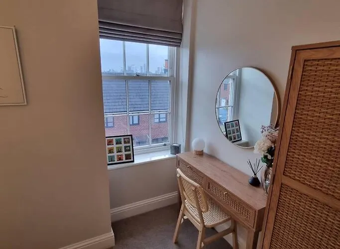 20 Min Walk From Centre *