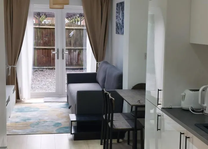 Bankwell Street Two Bedroom -apartment With Parking * Манчестер