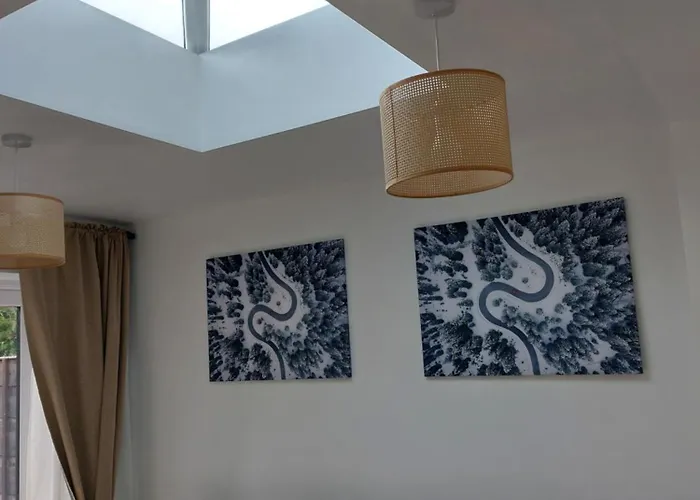 Bankwell Street Two Bedroom -apartment With Parking *