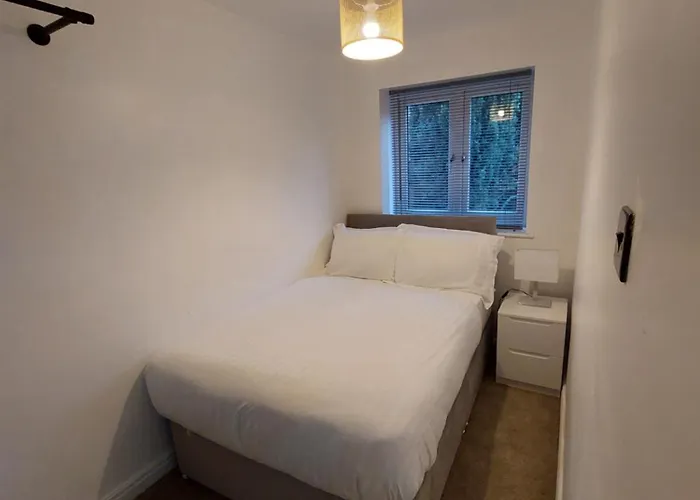 Bankwell Street Two Bedroom -apartment With Parking *