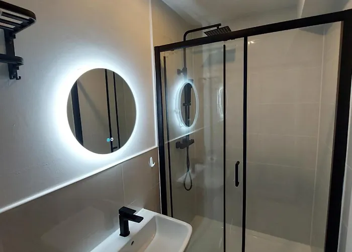 Bankwell Street Two Bedroom -apartment With Parking * Манчестер