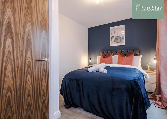 Spacious 5-bedroom Contractor House Sleeps 7 With Parking By Purestay * Манчестер