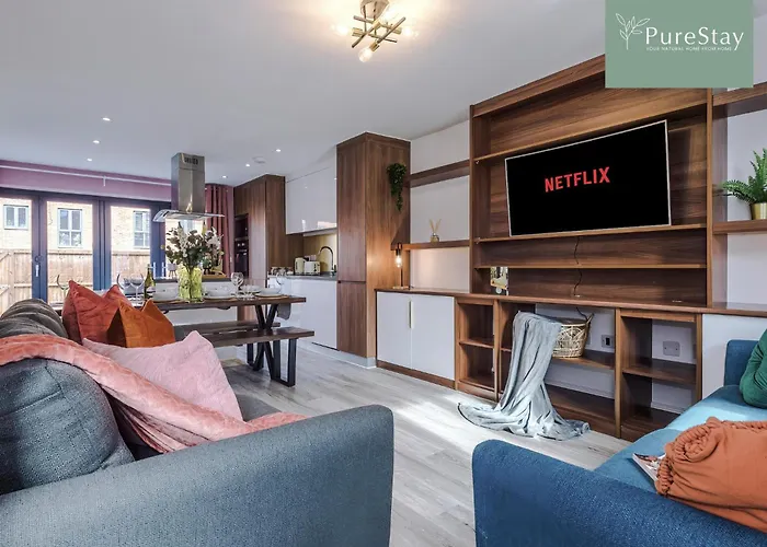 Spacious 5-bedroom Contractor House Sleeps 7 With Parking By Purestay *