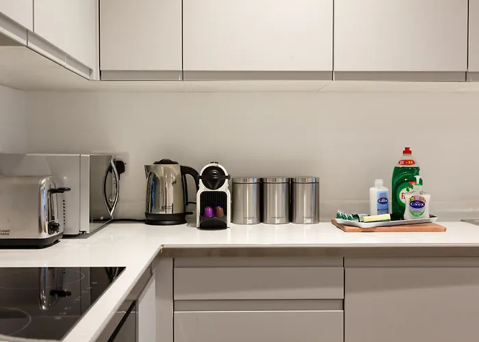 Contemporary 1 Bedroom In Centre Apartment *