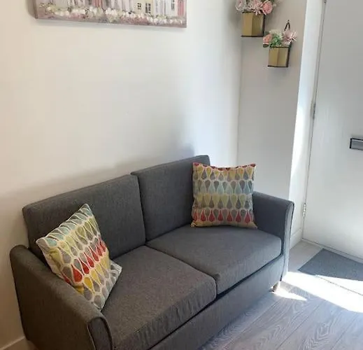 Lux Private Entrance 1 Bed Lux Private Entrance 1 Bed Studio - Free Parking - Ideal For Coop Live, Mcr City Centre, Salford Royal Hospital & Buile Hill Mansion Wedding Venue *