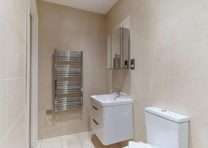 Spacious 2 Bed In Centre Appartement *