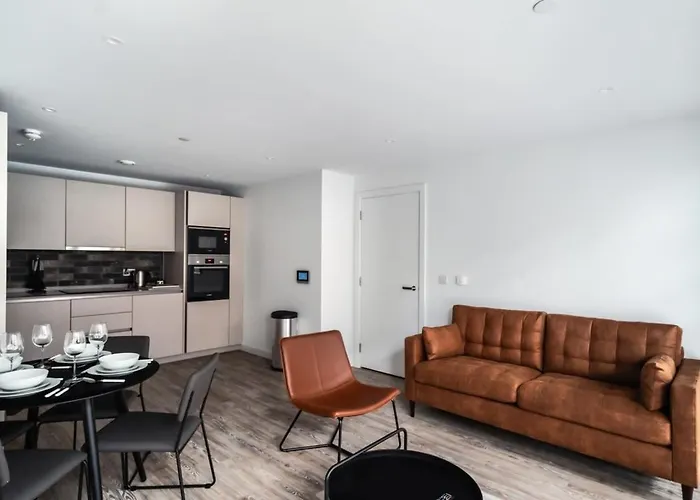 Spacious 2 Bed In Central 아파트