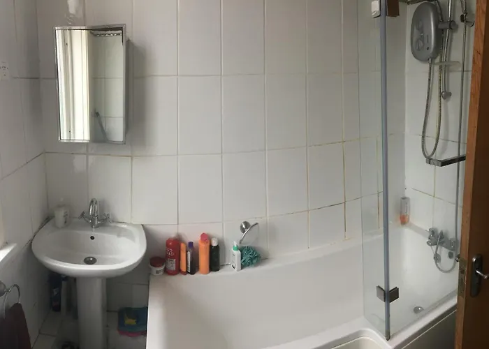 Single - Town & Nearby, 24h Bus, Airport-linked *