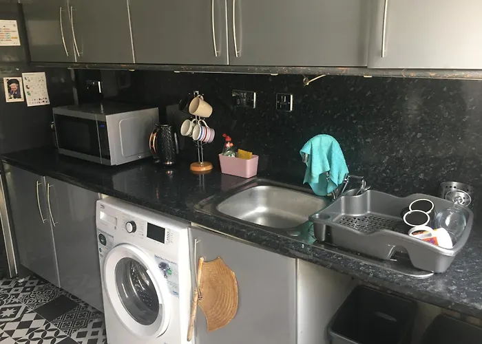 Single - Town & Nearby, 24h Bus, Airport-linked * Manchester