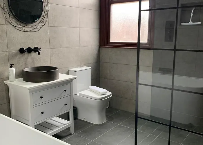 Beautifully Styled 2br With Garden