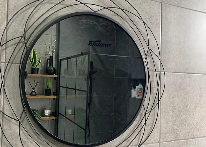 Beautifully Styled 2br With Garden