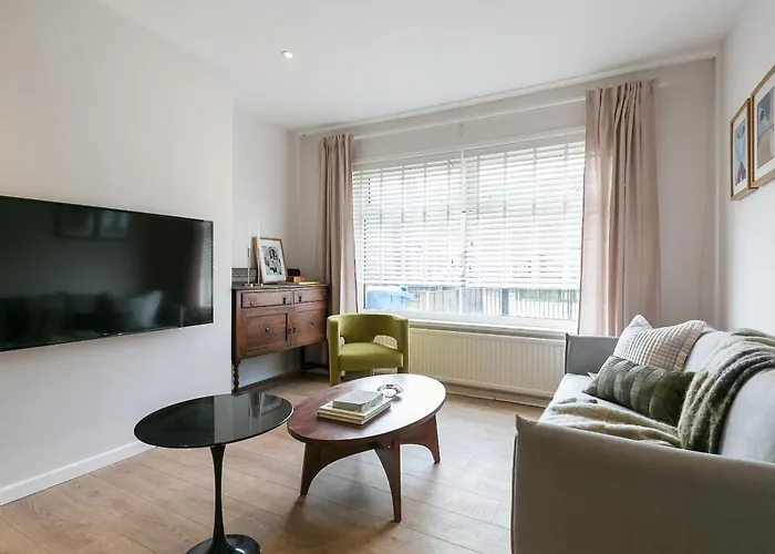 Spacious 4 Bedroom - Sleeps 8 Manchester