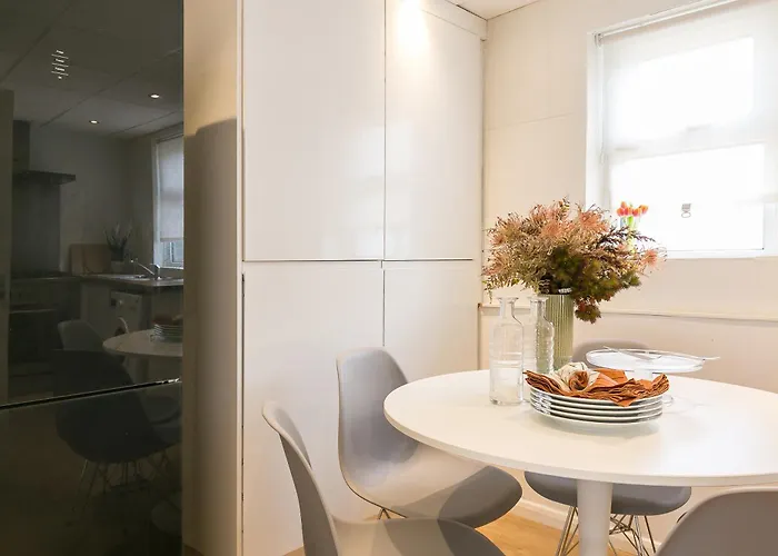 Spacious 4 Bedroom - Sleeps 8 *