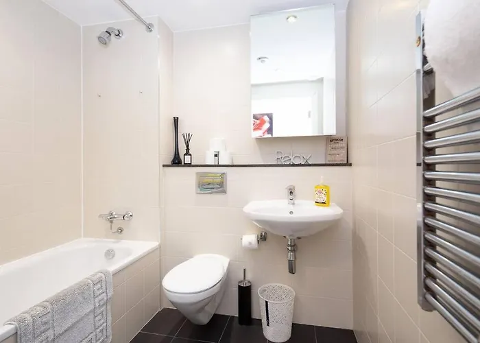 Stylish Mediacity 2bed, Sleeps 6, Amazing Views * Manchester