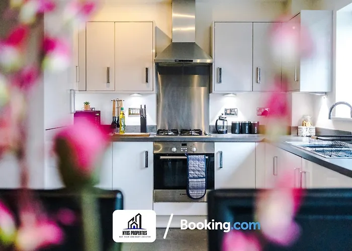 3 Bedroom House By Nyos Short Lets & Serviced With Parking