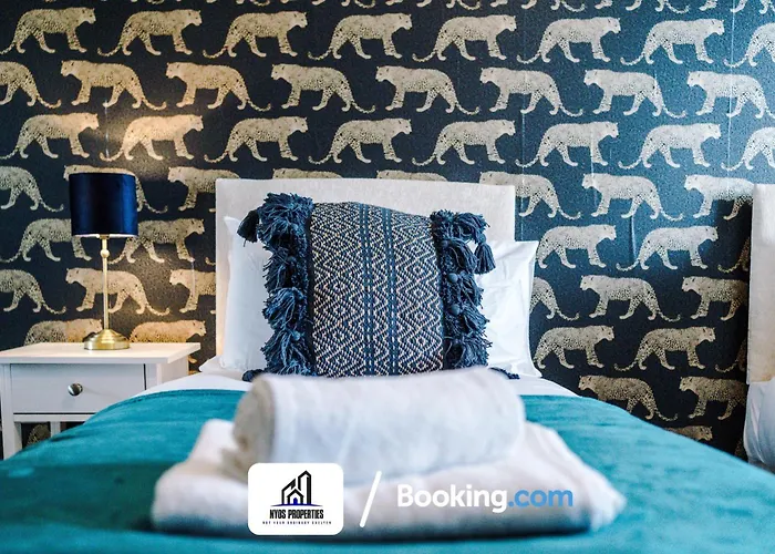 3 Bedroom House By Nyos Short Lets & Serviced With Parking