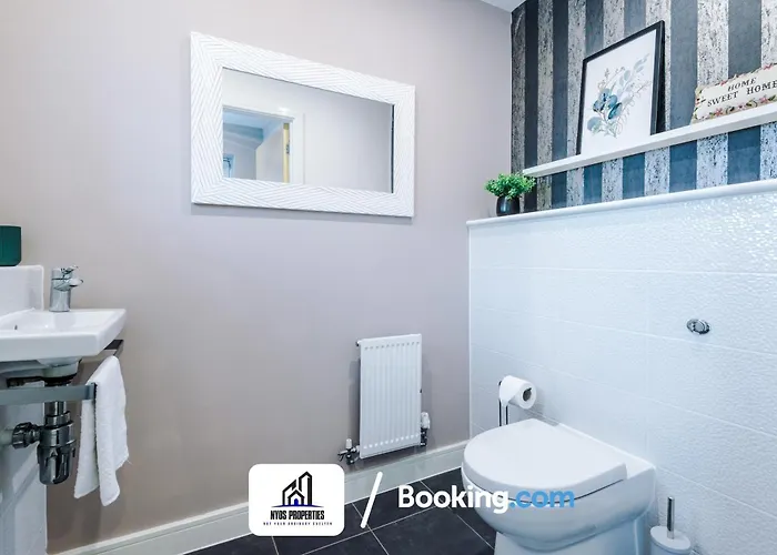 3 Bedroom House By Nyos Short Lets & Serviced With Parking Manchester