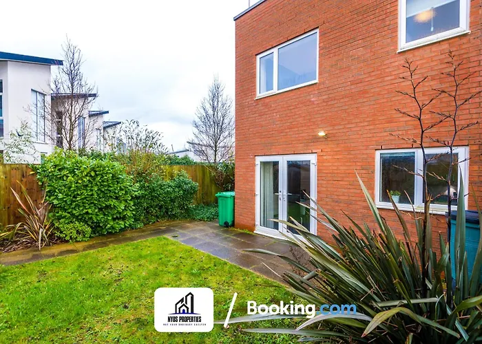 3 Bedroom House By Nyos Short Lets & Serviced With Parking Vakantiehuis