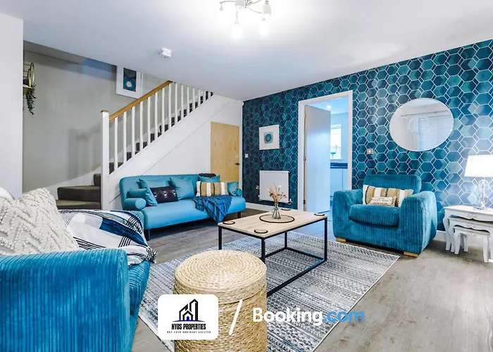 3 Bedroom House By Nyos Short Lets & Serviced With Parking Vakantiehuis