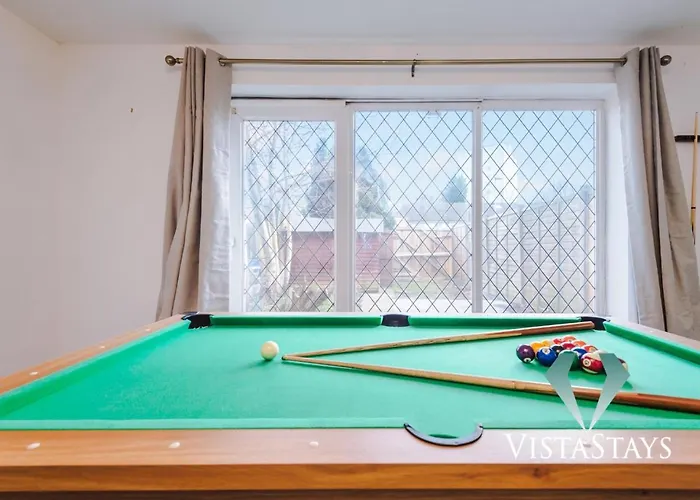 Spacious 4bdr House By Vista Short Lets & Serviced With Driveway Parking & Pool Table * Manchester
