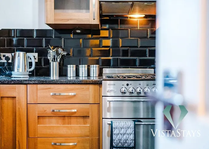 Spacious 4bdr House By Vista Short Lets & Serviced With Driveway Parking & Pool Table *