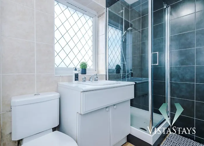 Spacious 4bdr House By Vista Short Lets & Serviced With Driveway Parking & Pool Table Manchester