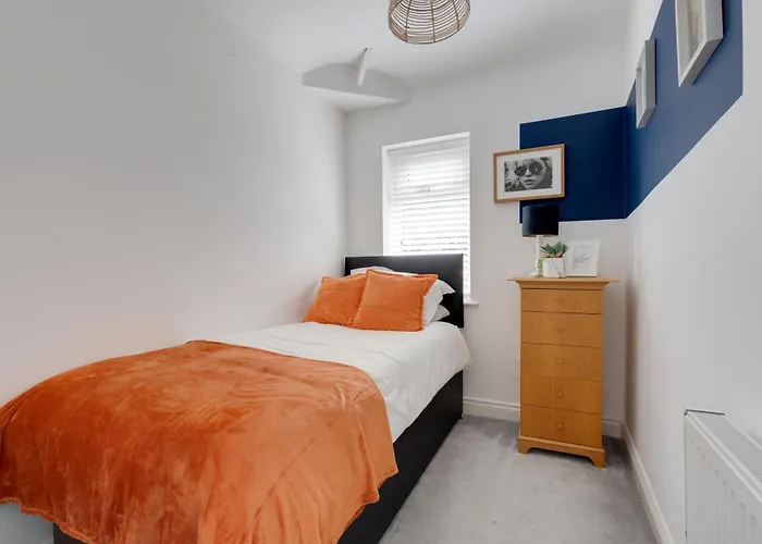 Hill Lane In - Free Parking