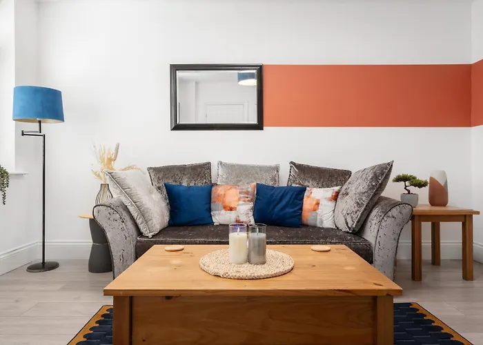 Hill Lane In - Free Parking *