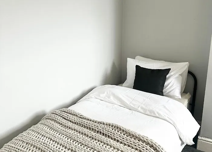 Victorian - 5 Bedroom House *