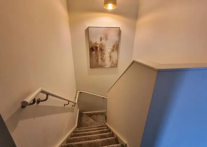 Stunning 4-bedroom Townhouse With Free Parking *