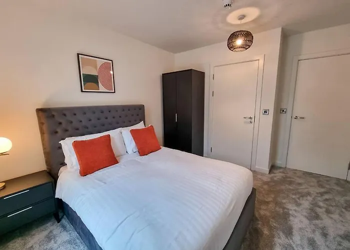 Stunning 4-bedroom Townhouse With Free Parking