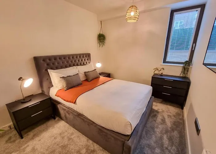 Stunning 4-bedroom Townhouse With Free Parking *