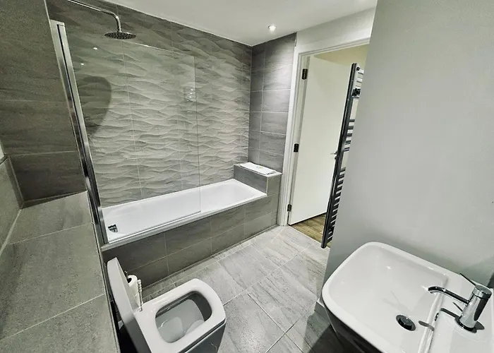 Conveniently Located One Bed In Old Trafford Apartment *