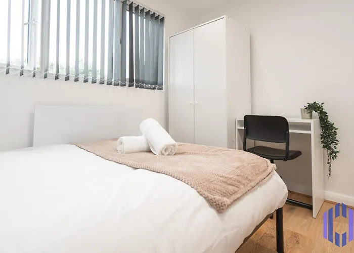 Scandi Loft Style - Sleeps 6 - Near Airport شقة *