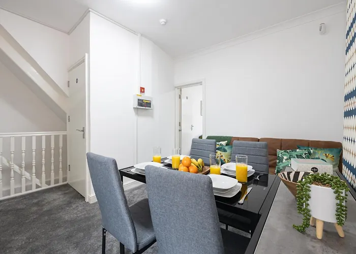 Huge 6br Sleeps 12 Near City! Ferienhaus Manchester