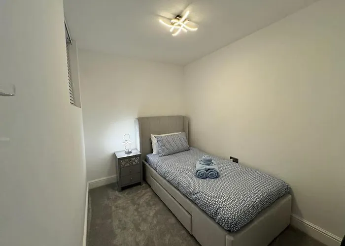 Stunning Excellent Location *