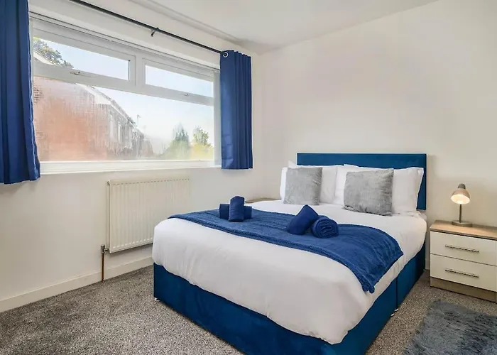 Spacious 4bed Home, Sleeps 10, Pool Table, Parking, Perfect For Groups شقة