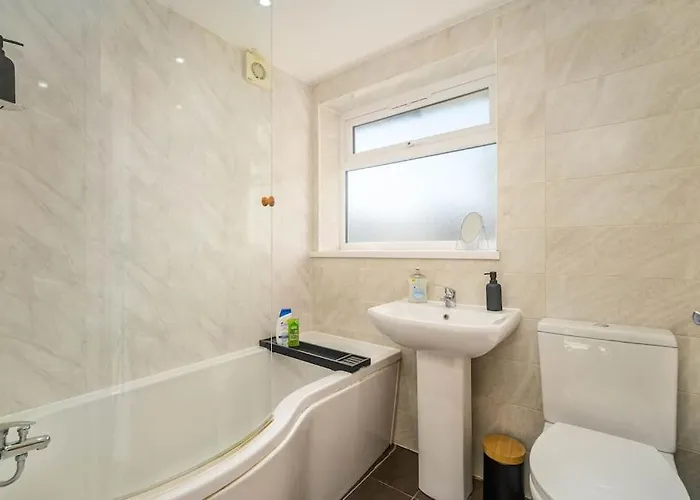 شقة Spacious 4bed Home, Sleeps 10, Pool Table, Parking, Perfect For Groups مانشستر