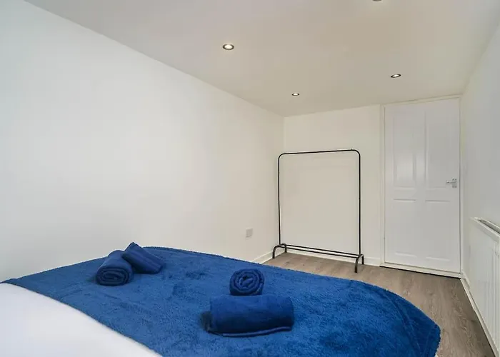 Spacious 4bed Home, Sleeps 10, Pool Table, Parking, Perfect For Groups مانشستر