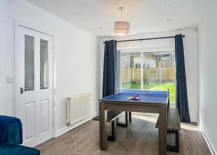 شقة Spacious 4bed Home, Sleeps 10, Pool Table, Parking, Perfect For Groups