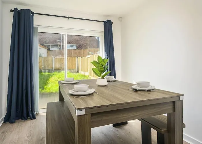 Spacious 4bed Home, Sleeps 10, Pool Table, Parking, Perfect For Groups